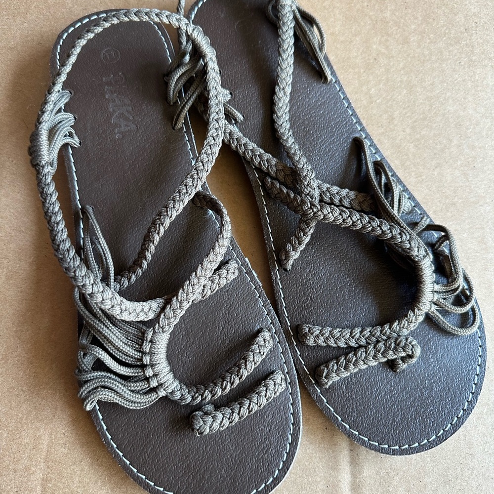 Plaka sandals